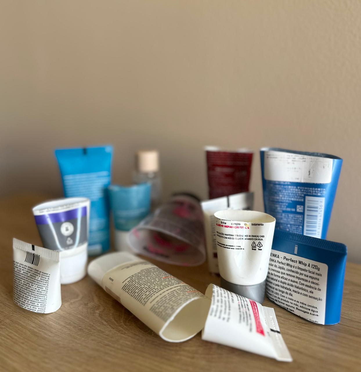 Embalagens de skincare vazias — frascos, potes e tubos usados